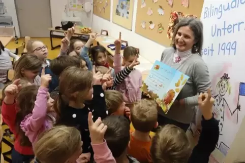  Cecelia Gueguen-Neubecker mit ihren Schülern der bilingualen Klasse. 