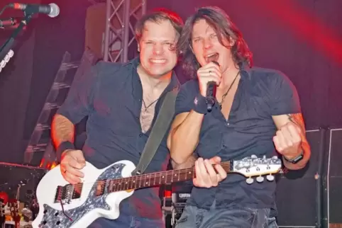 Sänger Oliver Henrich und Gitarrist Jens Rösel bei ihrem Konzert mit „Bounce“ im vergangenen Jahr in Pirmasens.