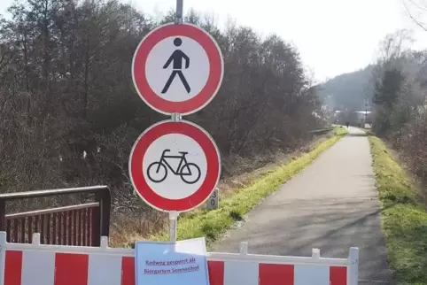 Der Bliestal-Freizeitweg ist abgeriegelt – auch hier in Höhe des Seniorenheims in Richtung Sonnenhof-Biergarten bei Blickweiler. Der Bliestal-Freizeitweg ist abgeriegelt – auch hier in Höhe des Seniorenheims in Richtung Sonnenhof-Biergarten bei Blickweiler.