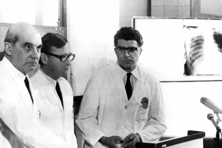 Die Chirurgen Rudolf Zenker (links), Werner Rudolph (Mitte) und Werner Klinner berichten im Februar 1969 von der Transplantation