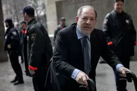 Mit Rollator unterwegs: der Angeklagte Harvey Weinstein.