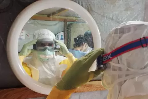 Immer wieder setzen sich auch Ärzte den Gefahren aus, wie hier 2014 beim Kampf gegen Ebola in Guinea. 