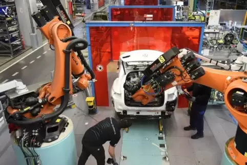 Die Autoindustrie, hier ein Blick ins Bremer Mercedes-Benz-Werk, steht gehörig unter Druck.