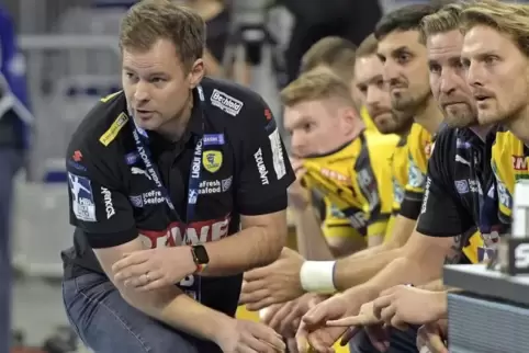 Sie rätseln: Löwen-Trainer Kristjan Andresson und seine Spieler. 