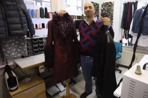 Mustafa Wannous zeigt einige seiner Kreationen.