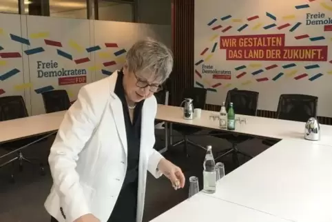 Schenkt ihrer Fraktion ordentlich ein: Helga Lerch.
