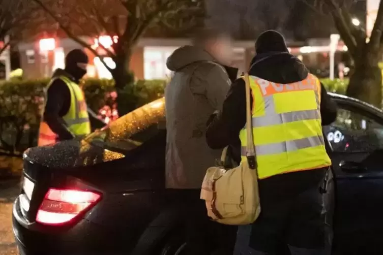 Geschnappt: Polizisten führen am Mittwoch in Nordrhein-Westfalen einen Mann ab, der zu einer Falsche-Polizisten-Bande gehören so