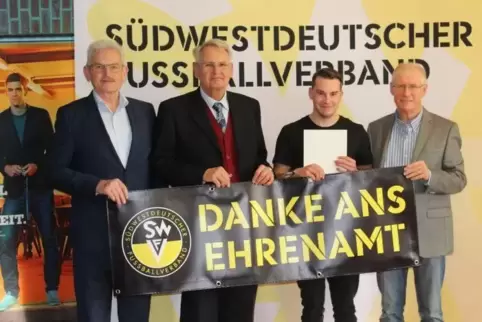 Sie halten das Ehrenamt hoch und gratulierten Corvin Dieterich vom SV Alsenborn (Zweiter von rechts). Von links: SWFV-Vizepräsid