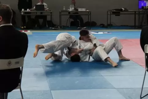 Christopher Hofäcker vom Judosport-Verein Kaiserslautern (unten) im Poolkampf gegen Julijan Pantelic (JSV Speyer). Er dreht sich