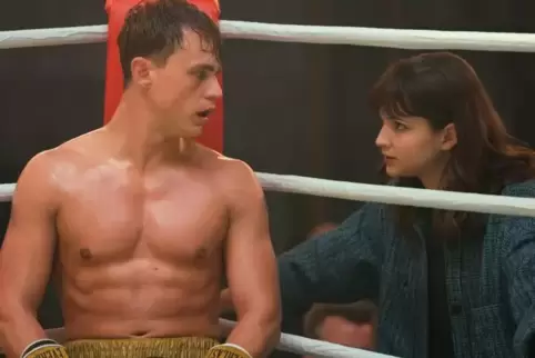 Ungleiches Kurpfälzer Paar: Isi (Lisa Vicari) spricht mit Ossi (Dennis Mojen) im Boxring. 