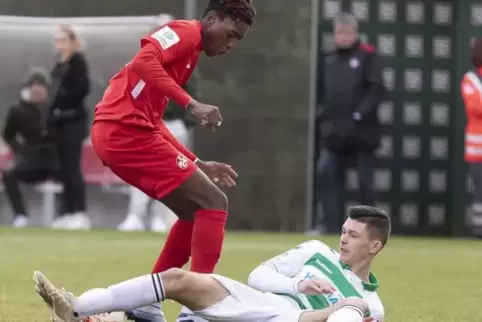 Fleißarbeit leistete die FCK-U19 gegen Greuther Fürth und siegte 2:0. Hier ein Zweikampf zwischen Phinees Bonianga vom FCK (link