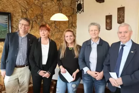 Der Präsident des Lions Clubs Grünstadt, Markus Wersch, überreichte Spenden an Elvi Heidelberger (Ambulanter Hospizdienst), Clau