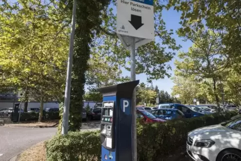 Die Parkscheinautomaten am St.-Johannis-Krankenhaus nehmen nur Münzgeld. Der Schlitz für die EC-Karte ist zwar vorhanden, aber d