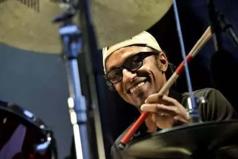  Der französische Drummer Manu Katché spielte 2010 im Park des Koeth-Wanscheid’schen Schlosses. Weil es keinen Spielort bei schl