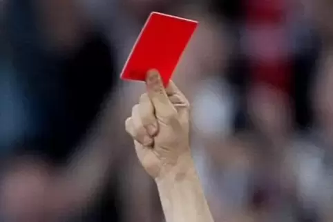 Bereits 16 Rote Karten mussten die Schiedsrichter in der Vorrunde zeigen. In der gesamten Spielzeit 2018/19 waren es nur 17 gewe