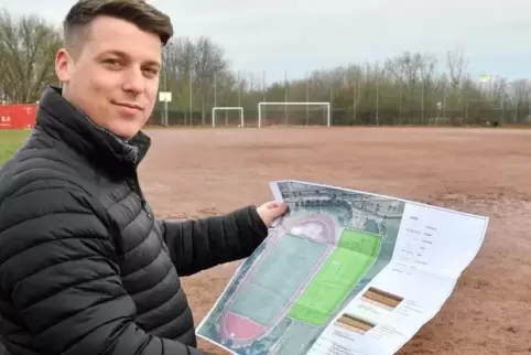 Andreas Anslinger, Abteilungsleiter Fußball der TSG, mit dem Umbauplan für den Tennenplatz.