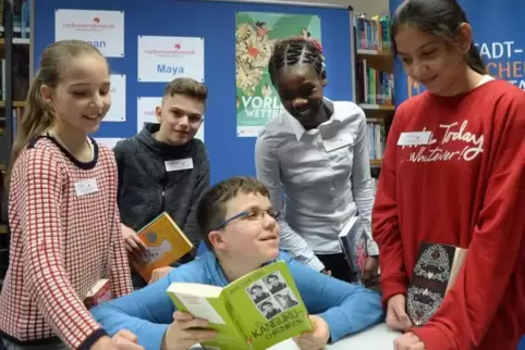 Maya Andres, Roman Schefer, Logan Trösch, Tamisha Otieno und Serafina Mae Puri (von links) lasen in der Stadtbücherei um die Wet