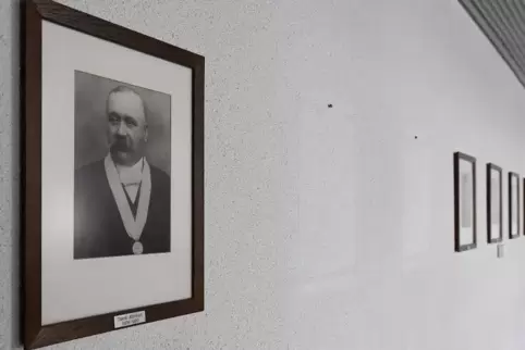 Helle Stellen an der Wand: Die Porträts von Erich Spengler und Georg Brauch wurden abgehängt, bis ein erklärender Zusatz vorlieg