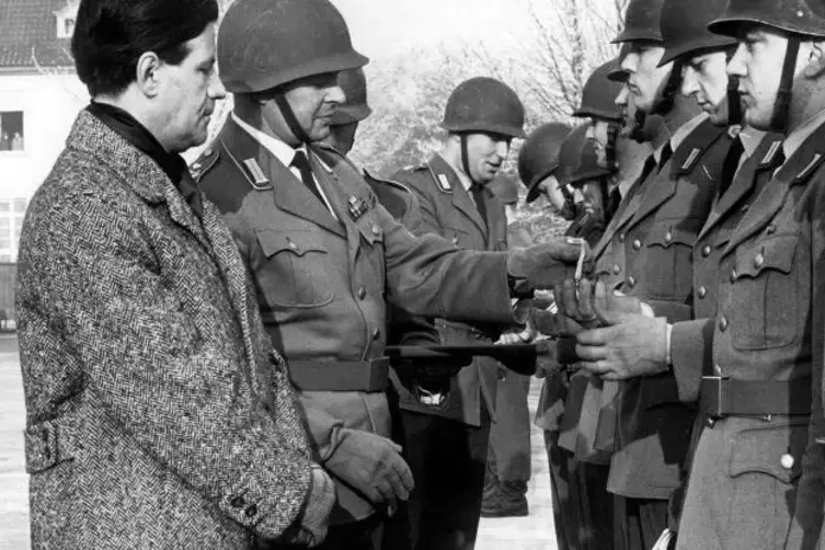 WassermännerHamburgs damaliger Innensenator Helmut Schmidt (links) verleiht die Hamburger Dankmedaille an 400 Soldaten der Bunde