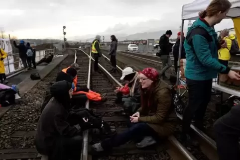 Aktivisten blockieren den Bahnverkehr in Kanada.