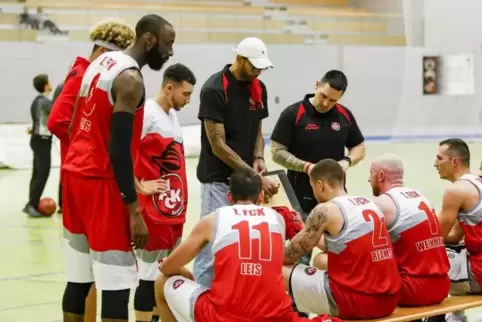 Konzentration gefordert: Die FCK-Basketballer bei einer Auszeit.