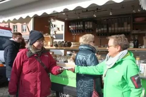 Marktfrau aus Leidenschaft: Andrea Ilchmann betreibt den zweiten mobilen Unverpackt-Laden in ganz Deutschland.