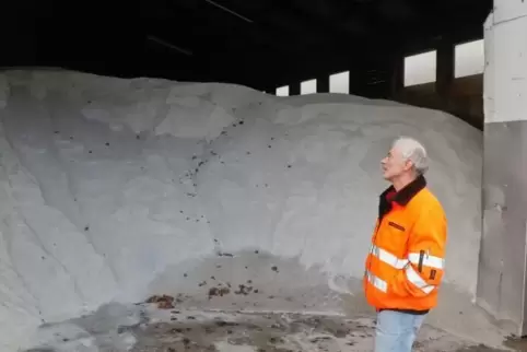 Über 2000 Tonnen Streusalz werden in Rockenhausen und Börrstadt gelagert , in diesem Winter hat Straßenwärtermeister Uwe Pfeiffe