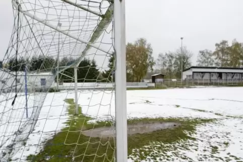 Schnee, Sturm, Regen: Die Wetterverhältnisse im Winter sind oft Grund für Spielabsagen.