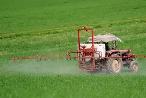 Bilder wie dieses sind für viele Verbraucher ein rotes Tuch. Die Bauern dagegen sagen, ohne Pflanzenschutz- und Düngemittel könn