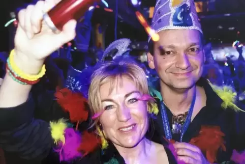 Sie sucht das Kostüm aus: Schnappschuss von Christian Baldauf und seiner Frau Martina in der Fasnacht. 