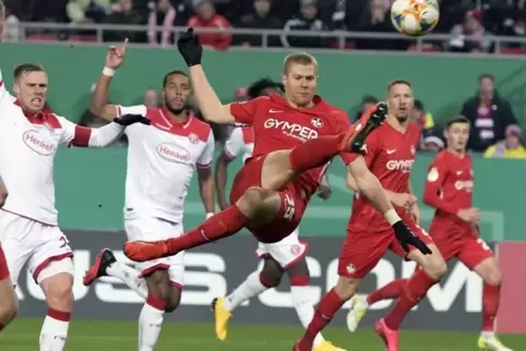 Fliegender Kanadier: FCK-Verteidiger André Hainault im Strafraum von Fortuna Düsseldorf.