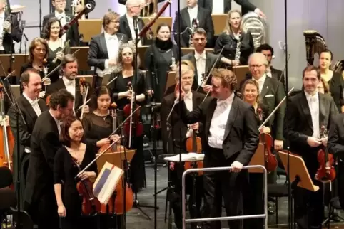 Ein Meister am Pult: Dirigent Michael Francis feiert sein Orchester. 