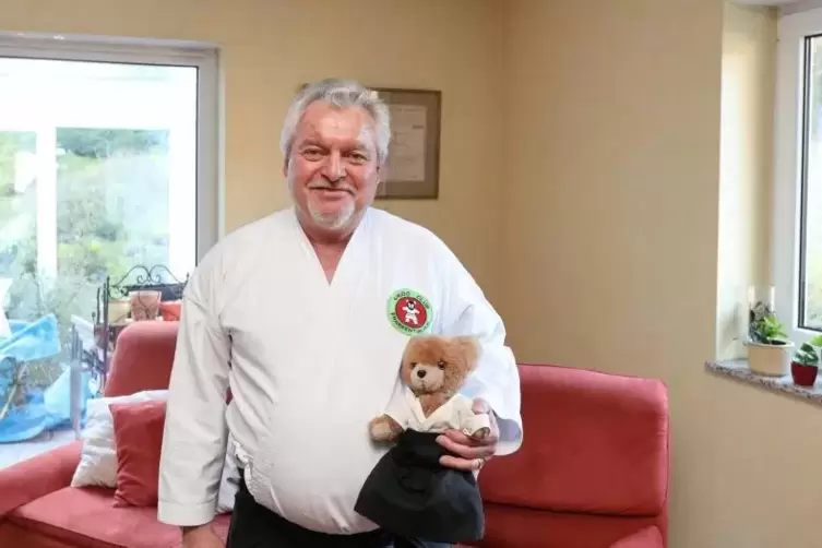 Den Teddy im Aikido-Anzug hütet Ermano Olivan wie seinen Augapfel.
