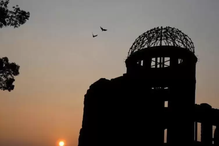 Die Silhouette des Friedensdenkmals von Hiroshima, wo 1945 die erste Atombombe furchtbare Verheerung anrichtete. 70.000 Menschen