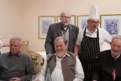 Zu Tisch in Römerberg (hinten, von links): Günther Gronbach und Hotel- und Restaurant-Geschäftsführer Roland Lösch mit (vorne, v