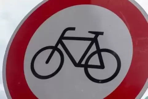 Radfahren verboten. Das gilt auf den Gehwegen in Heßheims Dorfmitte.