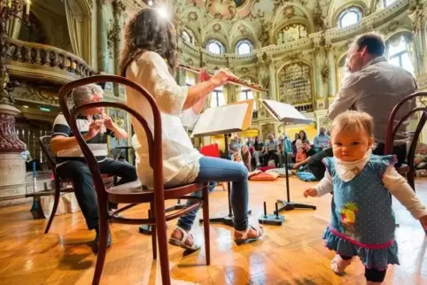 Krabbeln erlaubt: Babykonzerte wie hier im Wiesbadener Staatstheater sind auf Kleine zugeschnitten, sonst strapazieren sie die N