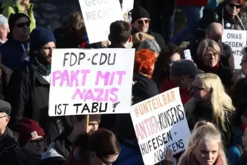 Demonstration in Erfurt gegen die Wahl des FDP-Politikers Kemmerich zum Thüringer Ministerpräsidenten mit Stimmen der AfD .