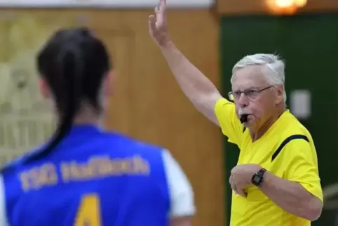 Mit 75 Jahren noch Handball-Schiedsrichter: Bernd Geislinger. 