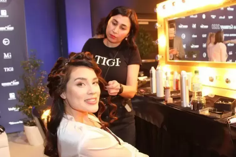 Letzte Vorbereitungen backstage vor dem gro&szlig;en Auftritt: Die 30-J&auml;hrige aus Altrip wird von Hair-Stylistinnen und Make-Up-Artist