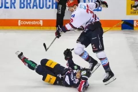 Mannheims Borna Rendulic (Nr.33) bekommt in dieser Szene eine Zwei-Minuten-Strafe, die zum 4:3 Endstand führt.