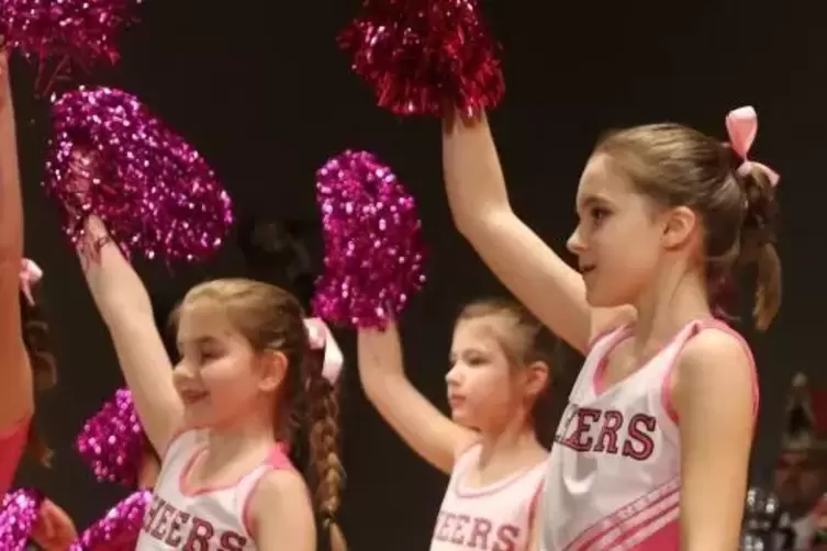 Die Tanzgruppe &bdquo;Peanuts" mit ihrem Schautanz "Cheerleader".