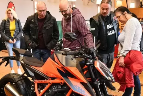 Besucher begutachten die neuesten KTM-Modelle. 