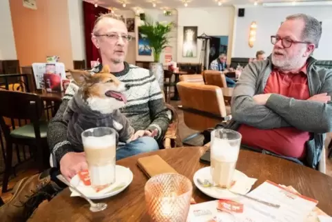 Jörg und Thomas wollen ihre Hochzeit am Altweiberfasching karnevalistisch feiern: 