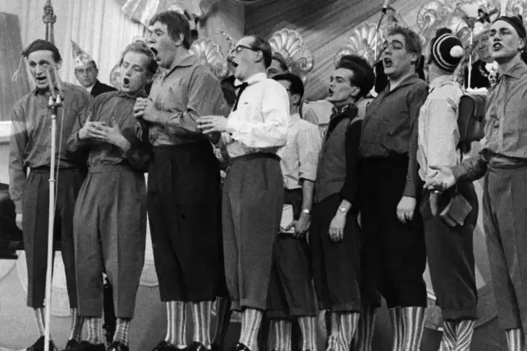 &Uuml;ber Jahrzehnte pr&auml;gten die &bdquo;Gonsbachlerchen&ldquo; als Gesangs- Satire und Akrobatikgruppe die Mainzer Fasnacht. 
