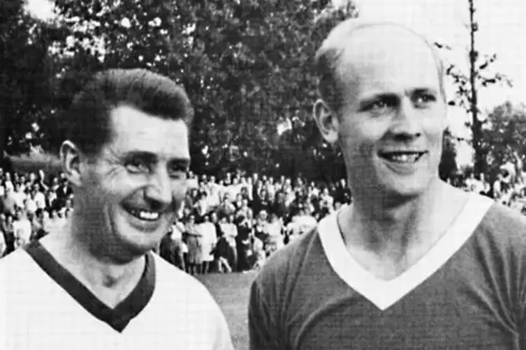 Willi Holdorf und der 20 Jahre &auml;ltere Fritz Walter bei der Sportplatzeinweihung der SG Ober-Erlenbach am 21. August 1965.