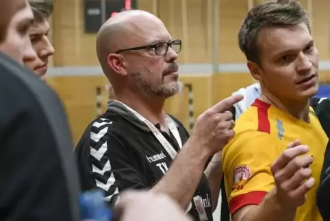  Eckbachtals Trainer Thorsten Koch (Mitte, hier in einer früheren Partie) war mit der Abwehrarbeit seines Teams nicht zufrieden.