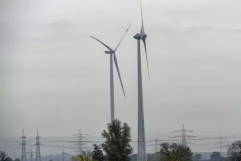 Bei Windgeschwindigkeiten von etwa 75 Stundenkilometern schalten sich die Windräder der Firma Gaia, wie etwa hier auf Lambsheime