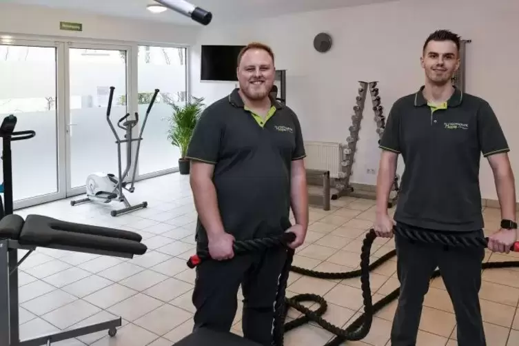 Roland Glaser (links) und Dennis Naßhan in ihrer neuen Physiotherapiepraxis in Frankenthal. 