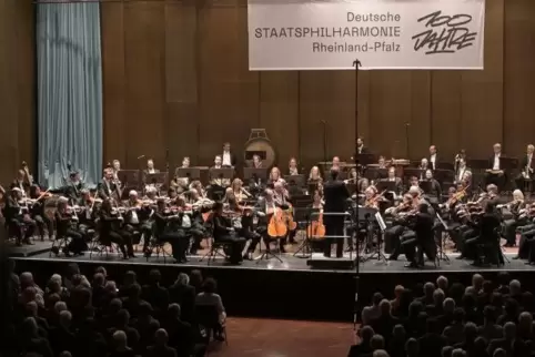 Bejubelt: die Deutsche Staatsphilharmonie Rheinland-Pfalz. Das Orchester ist vor 100 Jahren in Landau gegründet worden.